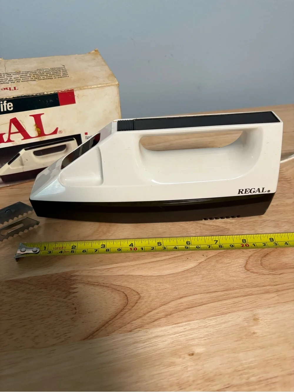 Regal Electric Knife in White and Brown
